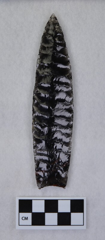 Some diagonal flaking, but primarily collateral, lanceolate style, basal margin lightly ground, base thinned, concave base