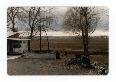 The front of a postcard decorated with a picture of the driveway of a house.