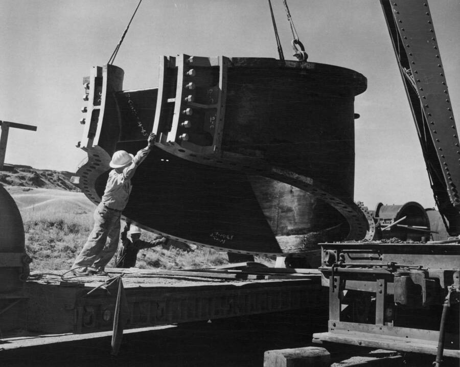 Placing for R-1 scroll case on the trailer in the Electric City yards preparatory to transporting it to the East powerhouse. July 16, 1948