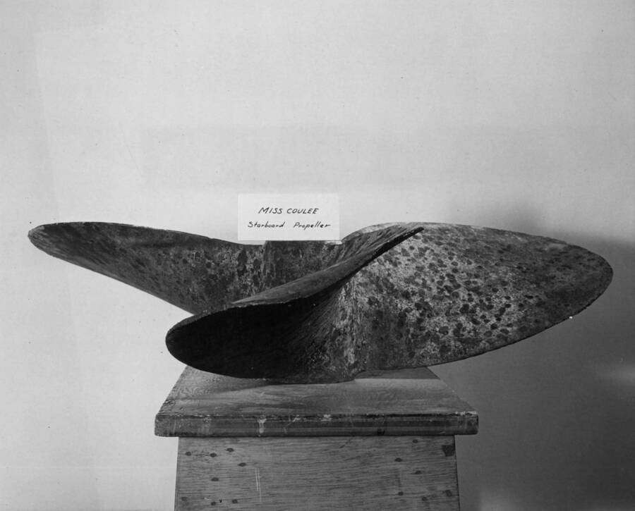 View of the propeller of the Miss Coulee displayed on a pedestal