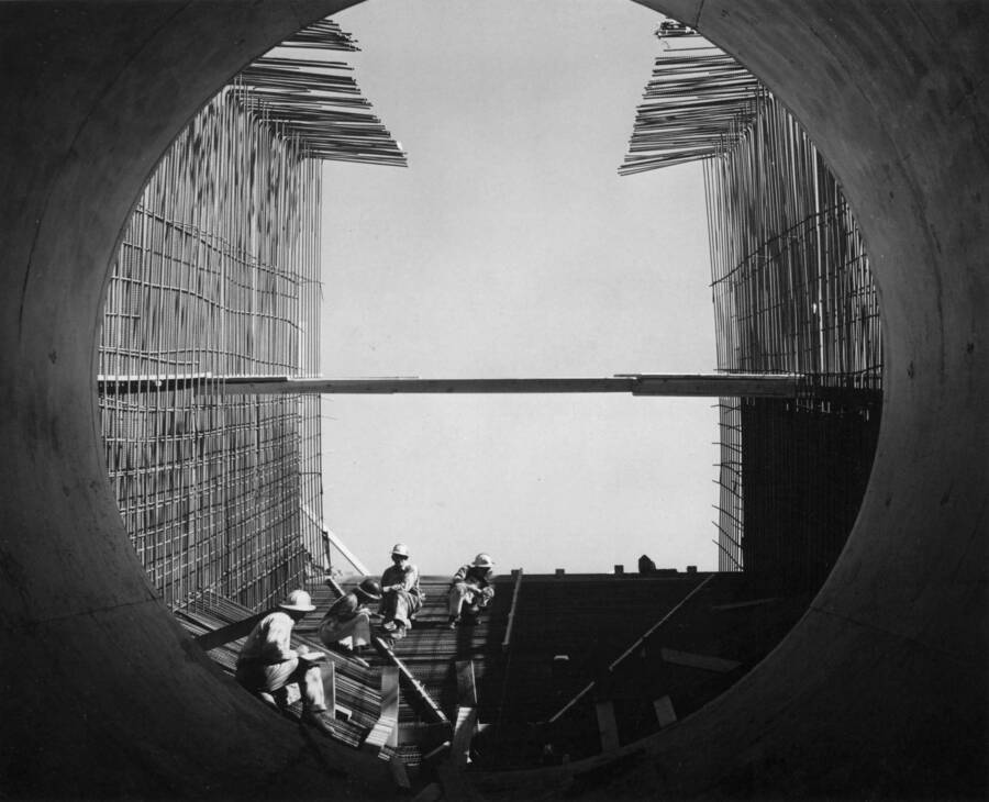 Columbia Basin Project, Irrigation Division, 2nd Section East Low Canal, Specs. 2603. Forming floor screeds in closed outlet Broken Rock Siphon #2. Floor concrete placed first; screeds outline construction joint. H.E. Foss, photographer