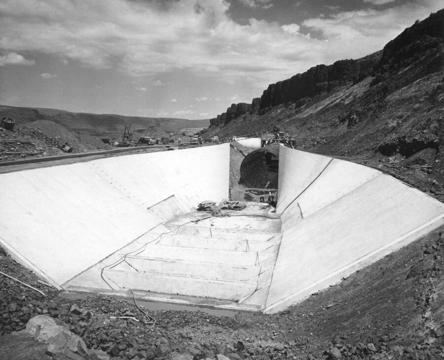 Columbia Basin Project, Irrigation Division, Soap Lake Siphon, Specs. 2411. This photograph from Station 382+, looking downstream, shows the completed gravel trap and open inlet transition. The gravel trap baffles and their drains are clearly shown. Work is performed by Winston-Utah under Schedule I of the above specifications. H.E. Foss, photographer.