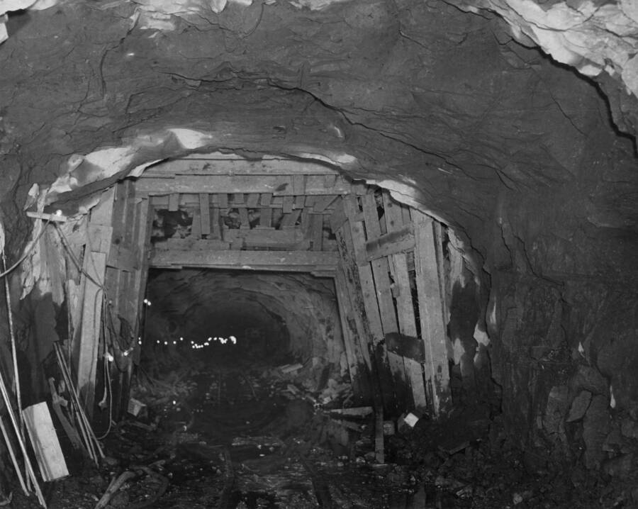Columbia Basin Project, Irrigation Division I, Bacon Tunnel, Specification 1236, T.E. Connolly Inc., Contractors. Photograph toward tunnel portal from Station 186+44, showing both unsupported and timbered tunnel from Station 186+50 and Station 187+10.