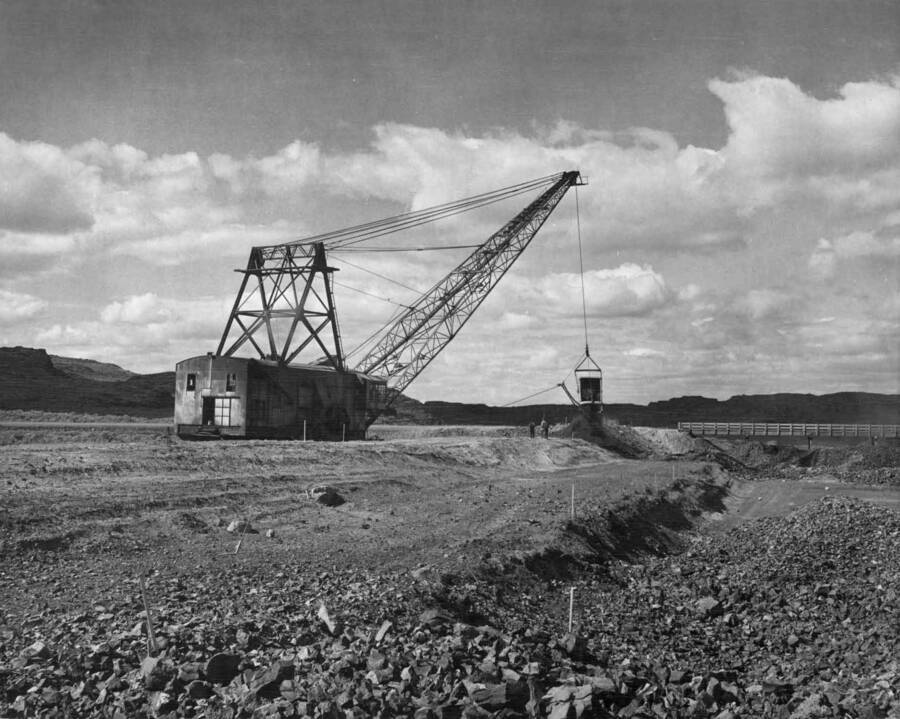 Columbia Basin Project, Irrigation Division I, Main Canal, Specifications 1236, J. A. Terteling and Sons, Inc., Contractors. Main canal looking upstream from sta. 33/00. Monighan dragline building up right bank with borrow material prior to placing rock on face of bank from canal excavation.