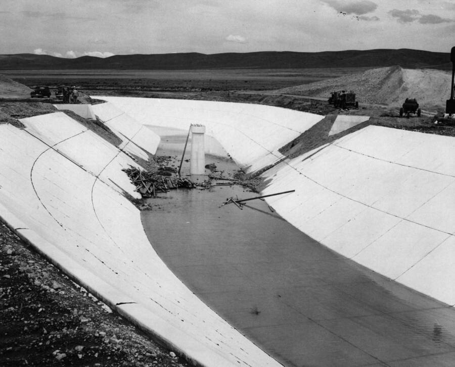 Columbia Basin Project--Irrigation Division, 2nd Section West Canal, Specs. 2541. Abutments and pier for the G.N.R.R. bridge at canal station 1224+57. Backfilling is complete around the abutment at the right and nearly completion that at the left. Work is being performed by Morrison-Knudsen, Inc. under Schedule 2 of above Specifications