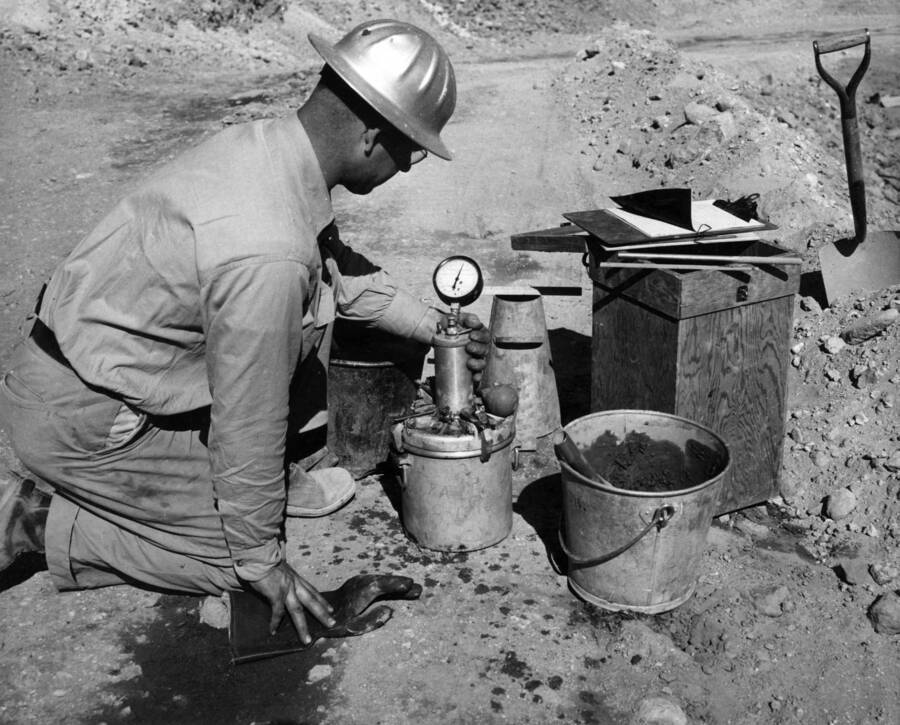 Columbia Basin Project, Irrigation Division, West Canal Second Station, Specifications No. 2541. Morrison Knudsen Company Inc., contractor. Making field control tests for entrained air in canal lining concrete using a Press-Ur-Meter type air meter of 1/4 cubic foot capacity. H.E. Foss, photographer