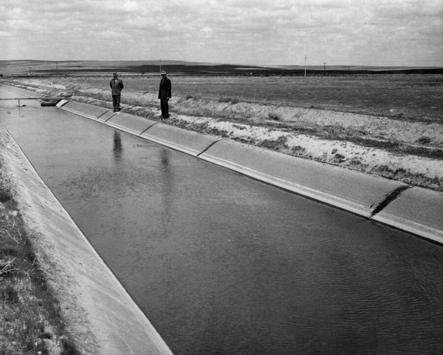 Columbia Basin Project, Irrigation Division, Block 1, Pasco Pump Unit, Specs. 1230. Main lateral below check at mile 3.4 looking northeast. Asphaltic concrete lining, showing transverse cracks that developed following) degree temperature of winter 1948-49, which have been filled with mastic. H. E. Foss, photographer.