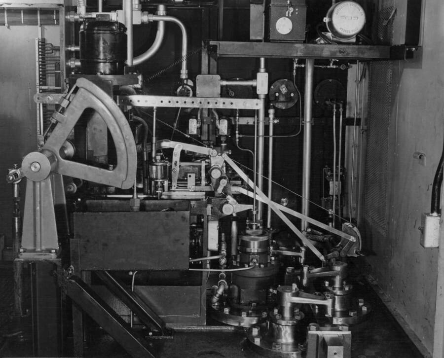 This picture is an interior view of the Allis-Chalmers governor for Shasta unit U1 in L7 position showing the speedball motor, relay, and operating linkages