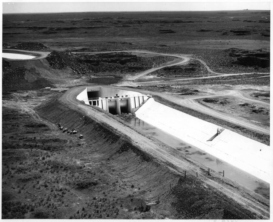 Columbia Basin Project, Irrigation Division, East Low Canal, 1st Section, Specs. 1422. Aerial photo, showing general view of Broken Rock Siphon #1 and check, and typical surrounding area.