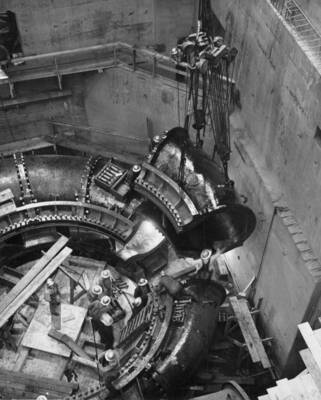 Placing the last section of the scroll case for L-7 turbine.