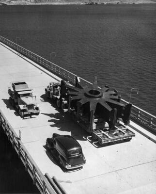 Spider on west end of dam enroute to right powerhouse. The dimensions of the spider are: Length; 27'-7' Width; 16'-4' Depth; 6'-1'