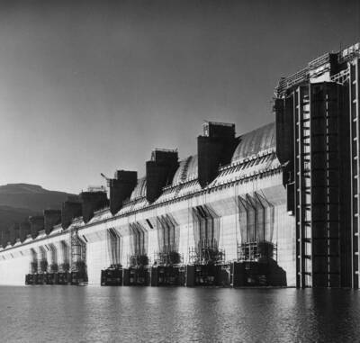 View of the spillway section from the left bank