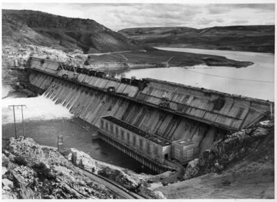 View of the spillway section from the left bank