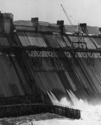 Telephoto view of drum gates near base of the dam.