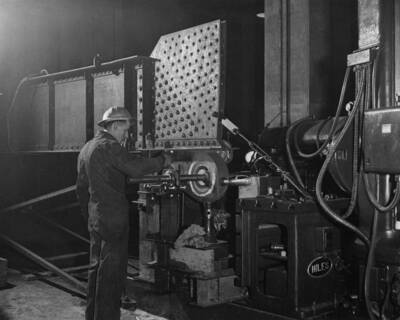 Reboring drum gate girder. Machine shop--powerhouse