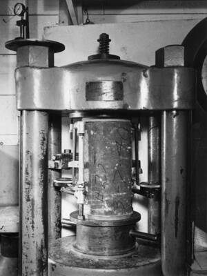 Testing a concrete cylinder