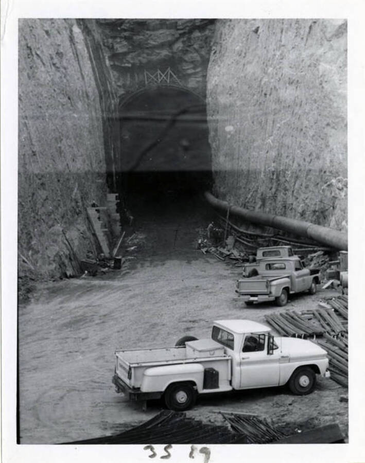 Photograph of the diversion tunnel, under construction.