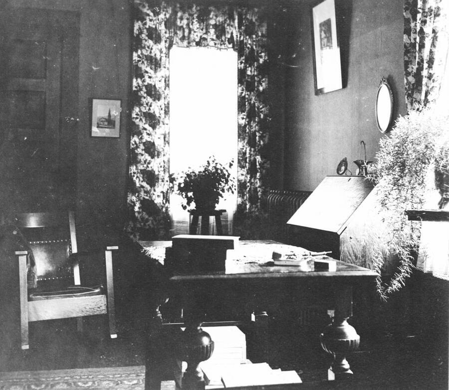 A photograph of the livingroom while the Larsens lived in Priest River.