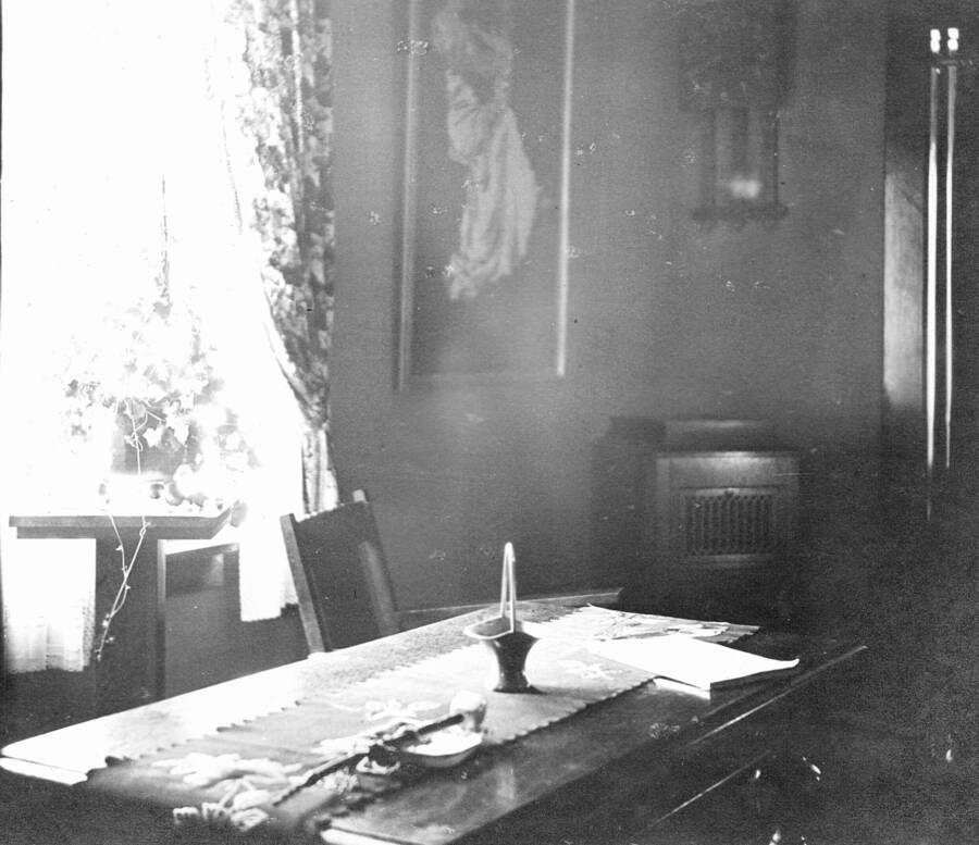 A photograph of the livingroom while the Larsens lived in Priest River.