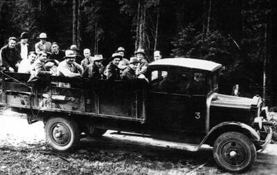 University of Idaho students at Priest Creek Experimental Forest. Scanned from a framed copy hanging in the Conference Building.