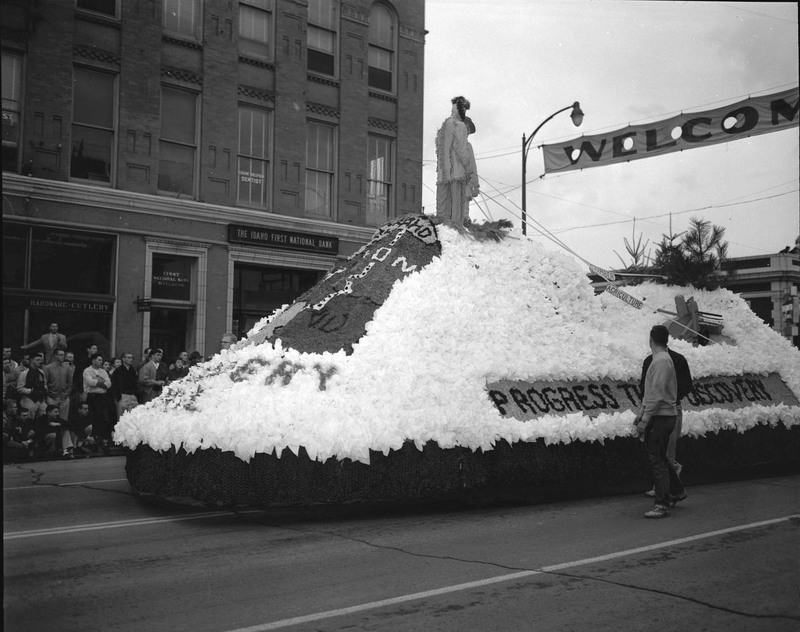 A photograph of a float in the Homecoming Parade in downtown Moscow.