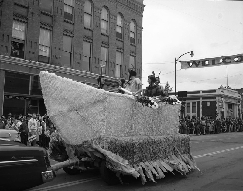 Students in costume on a float during Homecoming Parade.