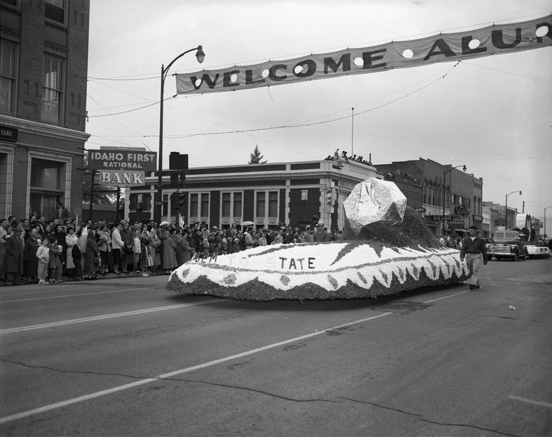 Homecoming floats in parade in downtown Moscow.