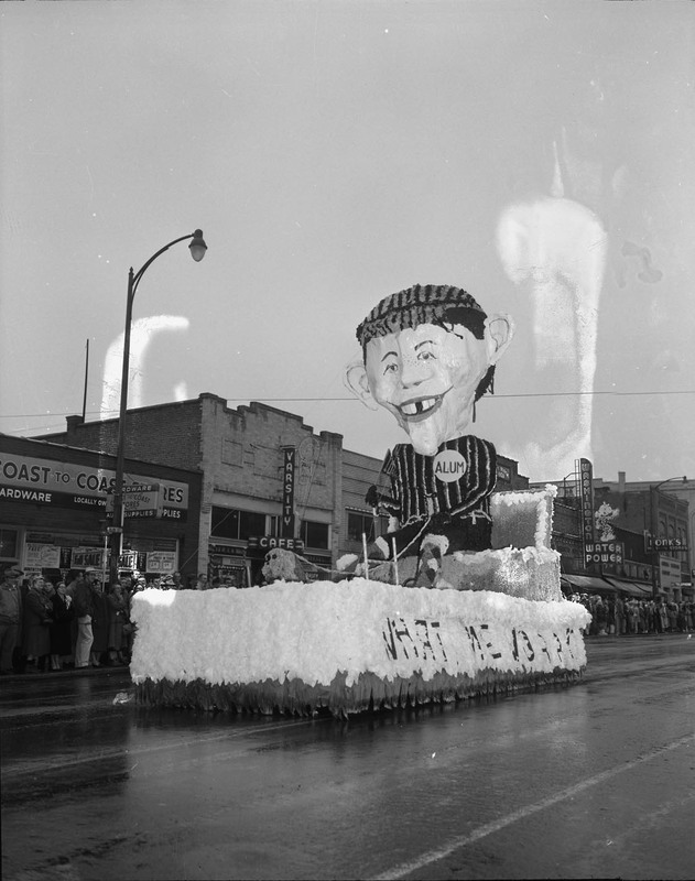 A homecoming float depicting the MAD Magazine cartoon of a young boy with the caption "What, me worry?".