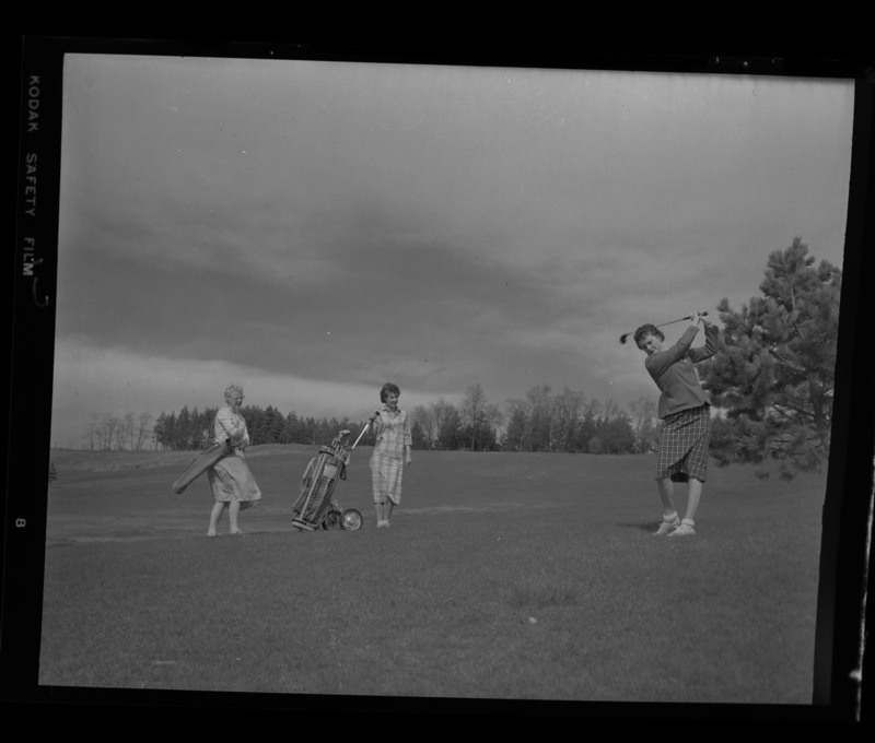 Women golfing for a physical education class at the University of Idaho.