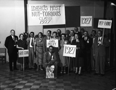 A group photo with University President J. E. Buchanan and of the class of 1927, holding signs of clubs and class year.