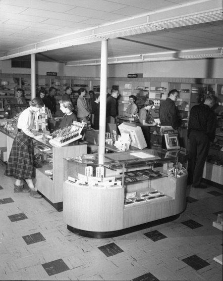 A group of students browsing in the University of Idaho bookstore.