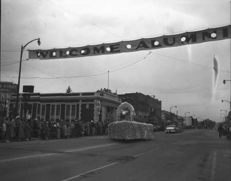 Homecoming floats in parade in downtown Moscow.