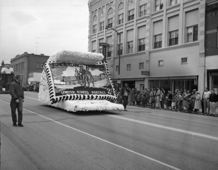 Homecoming floats in parade in downtown Moscow.