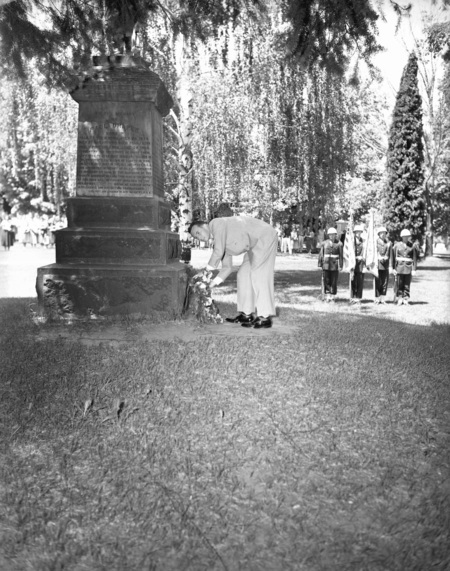 A photograph of Paul Draper's grave with military ensemble present.