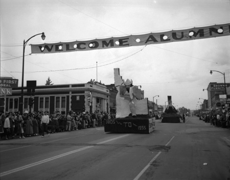 Homecoming floats in parade in downtown Moscow.