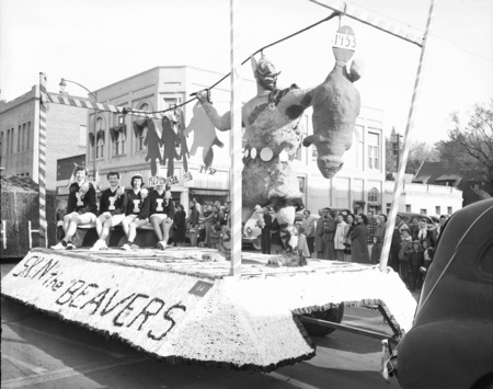 Homecoming floats in parade in downtown Moscow.