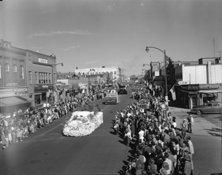 Homecoming floats in parade in downtown Moscow.