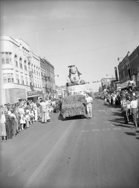 Homecoming floats in parade in downtown Moscow.