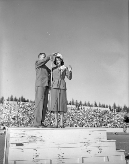 William Guernsey, Alumni Association President crowns Shirlie Vorous Homecoming Queen.