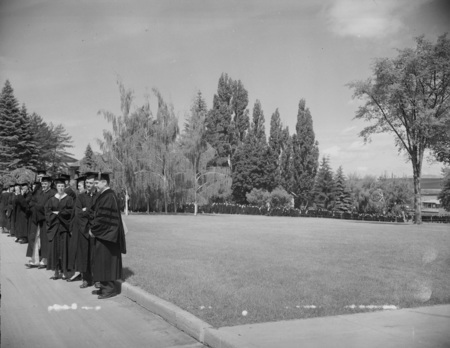 A line of Seniors on their way to Commencement.