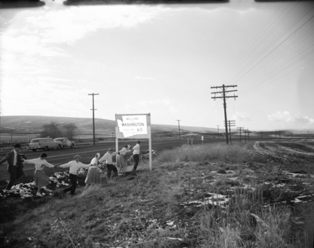 University of Idaho students link hands and walk to WSU.