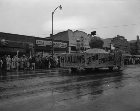 An alumni homecoming float with a depiction of Spudnik in downtown Moscow.
