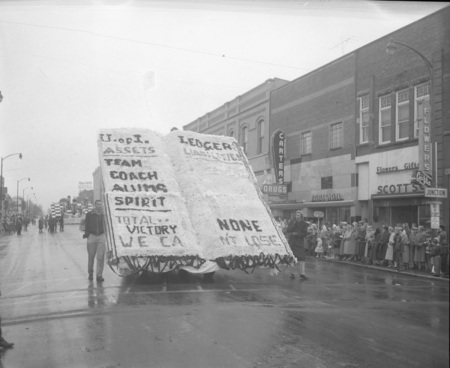 A homecoming float in downtown Moscow that reads "U. of I. Assets: team coaching, alums spirit, total... Victory, we can't lose. Ledger Liabilities: none".