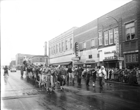 Men in period costumes pulling a giant cannon in downtown Moscow for the Homecoming parade.
