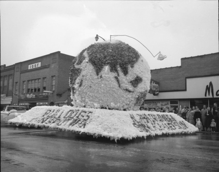 A homecoming float in downtown Moscow.