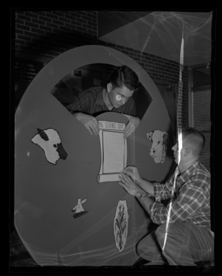 Students from the College of Agriculture creating an exhibit for Ag Science Day.