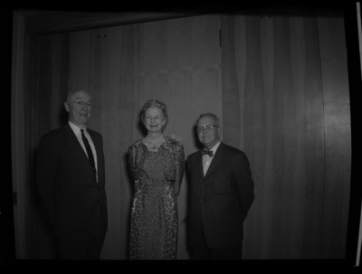 Newspaper columnist Inez Callaway Robb (center) standing with two unidentified men.