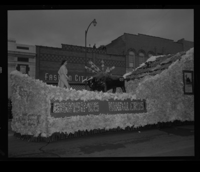 A homecoming float in downtown Moscow that reads "Bravisimos Vandaleros".