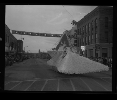 Homecoming float carrying the Homecoming queen, Charmaine Deitz, and her court. Back row: Tonia Peterson and Sharon Matheney; front row: Ann Holden and Pat Iverson.