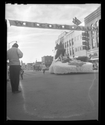 The queen's float with 1959 Homecoming Queen Trenna Atchley and the members of her court Carolyn Blackburn, Lynn Shellman, Nadine Talbott, and Phyllis Weeks during the homecoming parade